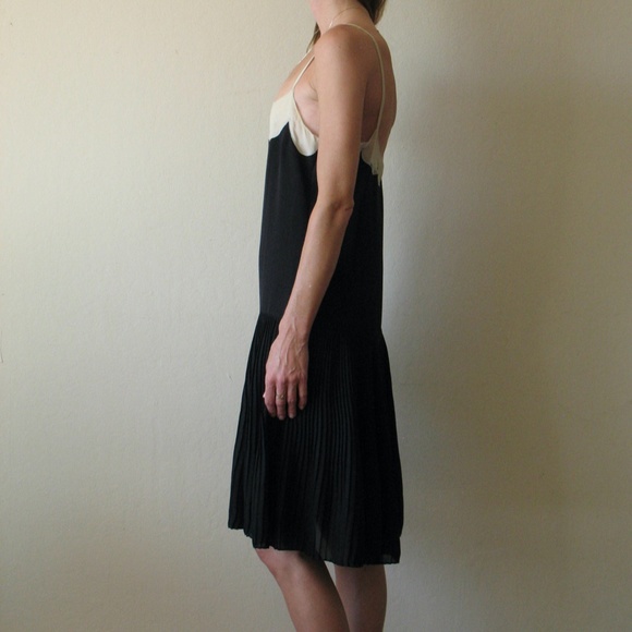 Lyell NYC scalloped silk pleated dress - Picture 5 of 7